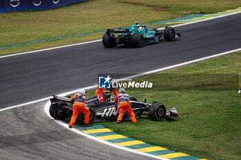 02/11/2024 - HULKENBERG Nico (ger), Haas F1 Team VF-24 Ferrari, being used by Marshalls during the Formula 1 Grande Premio de Sao Paulo 2024, 21th round of the 2024 Formula One World Championship from November 1 to 3, 2024 on the Interlagos Circuit, in Sao Paulo, Brazil - F1 - SAO PAULO GRAND PRIX 2024 - FORMULA 1 - MOTORI