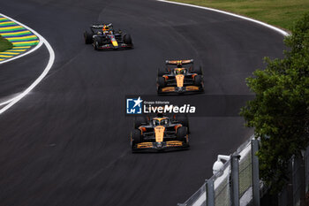 02/11/2024 - 81 PIASTRI Oscar (aus), McLaren F1 Team MCL38, 04 NORRIS Lando (gbr), McLaren F1 Team MCL38, 01 VERSTAPPEN Max (nld), Red Bull Racing RB20, action during the Formula 1 Grande Premio de Sao Paulo 2024, 21th round of the 2024 Formula One World Championship from November 1 to 3, 2024 on the Interlagos Circuit, in Sao Paulo, Brazil - F1 - SAO PAULO GRAND PRIX 2024 - FORMULA 1 - MOTORI