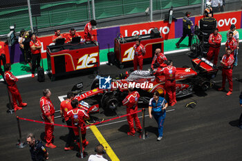 02/11/2024 - Scuderia Ferrari mechanic, mecanicien, mechanics starting grid during the Formula 1 Grande Premio de Sao Paulo 2024, 21th round of the 2024 Formula One World Championship from November 1 to 3, 2024 on the Interlagos Circuit, in Sao Paulo, Brazil - F1 - SAO PAULO GRAND PRIX 2024 - FORMULA 1 - MOTORI