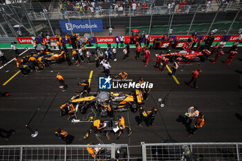 02/11/2024 - McLaren F1 Team and Scuderia Ferrari mechanic, mecanicien, mechanics starting grid during the Formula 1 Grande Premio de Sao Paulo 2024, 21th round of the 2024 Formula One World Championship from November 1 to 3, 2024 on the Interlagos Circuit, in Sao Paulo, Brazil - F1 - SAO PAULO GRAND PRIX 2024 - FORMULA 1 - MOTORI