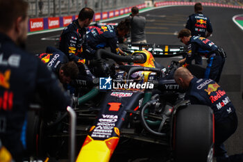 02/11/2024 - 01 VERSTAPPEN Max (nld), Red Bull Racing RB20, action starting grid mechanic, mecanicien, mechanics during the Formula 1 Grande Premio de Sao Paulo 2024, 21th round of the 2024 Formula One World Championship from November 1 to 3, 2024 on the Interlagos Circuit, in Sao Paulo, Brazil - F1 - SAO PAULO GRAND PRIX 2024 - FORMULA 1 - MOTORI