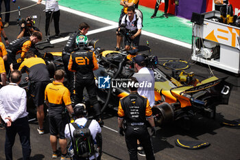 02/11/2024 - PIASTRI Oscar (aus), McLaren F1 Team MCL38, portrait start of the race, depart, mechanic, mecanicien, mechanics during the Formula 1 Grande Premio de Sao Paulo 2024, 21th round of the 2024 Formula One World Championship from November 1 to 3, 2024 on the Interlagos Circuit, in Sao Paulo, Brazil - F1 - SAO PAULO GRAND PRIX 2024 - FORMULA 1 - MOTORI