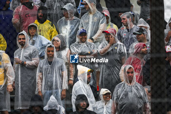 02/11/2024 - crowd, foule, fans, fan, spectators, rain, pluie, during the Formula 1 Grande Premio de Sao Paulo 2024, 21th round of the 2024 Formula One World Championship from November 1 to 3, 2024 on the Interlagos Circuit, in Sao Paulo, Brazil - F1 - SAO PAULO GRAND PRIX 2024 - FORMULA 1 - MOTORI