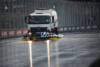 02/11/2024 - Truck on track, piste, rain, pluie, during the Formula 1 Grande Premio de Sao Paulo 2024, 21th round of the 2024 Formula One World Championship from November 1 to 3, 2024 on the Interlagos Circuit, in Sao Paulo, Brazil - F1 - SAO PAULO GRAND PRIX 2024 - FORMULA 1 - MOTORI