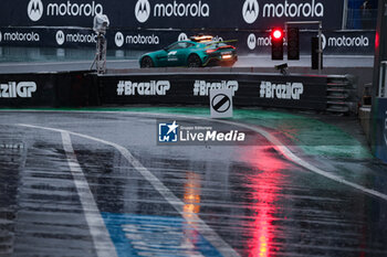 02/11/2024 - FIA Aston Martin Vantage Safety Car rain, pluie, illustration, pitlane closed during the Formula 1 Grande Premio de Sao Paulo 2024, 21th round of the 2024 Formula One World Championship from November 1 to 3, 2024 on the Interlagos Circuit, in Sao Paulo, Brazil - F1 - SAO PAULO GRAND PRIX 2024 - FORMULA 1 - MOTORI