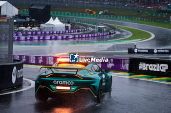 02/11/2024 - FIA Aston Martin Vantage Safety Car, rain, pluie, illustration pitlane, during the Formula 1 Grande Premio de Sao Paulo 2024, 21th round of the 2024 Formula One World Championship from November 1 to 3, 2024 on the Interlagos Circuit, in Sao Paulo, Brazil - F1 - SAO PAULO GRAND PRIX 2024 - FORMULA 1 - MOTORI