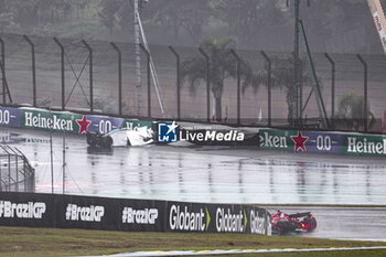 03/11/2024 - 14 ALONSO Fernando (spa), Aston Martin F1 Team AMR24, action, crash, accident, rain, pluie, during the Formula 1 Grande Premio de Sao Paulo 2024, 21th round of the 2024 Formula One World Championship from November 1 to 3, 2024 on the Interlagos Circuit, in Sao Paulo, Brazil - F1 - SAO PAULO GRAND PRIX 2024 - FORMULA 1 - MOTORI