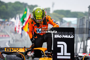 03/11/2024 - NORRIS Lando (gbr), McLaren F1 Team MCL38, portrait pole position during the Formula 1 Grande Premio de Sao Paulo 2024, 21th round of the 2024 Formula One World Championship from November 1 to 3, 2024 on the Interlagos Circuit, in Sao Paulo, Brazil - F1 - SAO PAULO GRAND PRIX 2024 - FORMULA 1 - MOTORI