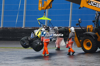 03/11/2024 - marshall, commissaire de piste, marshal, marshalls, marshals 23 ALBON Alexander (tha), Williams Racing FW45, action crash, accident, during the Formula 1 Grande Premio de Sao Paulo 2024, 21th round of the 2024 Formula One World Championship from November 1 to 3, 2024 on the Interlagos Circuit, in Sao Paulo, Brazil - F1 - SAO PAULO GRAND PRIX 2024 - FORMULA 1 - MOTORI