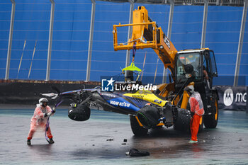 03/11/2024 - marshall, commissaire de piste, marshal, marshalls, marshals 23 ALBON Alexander (tha), Williams Racing FW45, action crash, accident, during the Formula 1 Grande Premio de Sao Paulo 2024, 21th round of the 2024 Formula One World Championship from November 1 to 3, 2024 on the Interlagos Circuit, in Sao Paulo, Brazil - F1 - SAO PAULO GRAND PRIX 2024 - FORMULA 1 - MOTORI