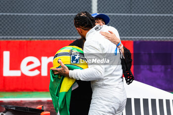 03/11/2024 - HAMILTON Lewis (gbr), after his drive in the 1990 McLaren MP4/5B of Ayrton Senna with Viviane Senna, sister of Ayrton during the Formula 1 Grande Premio de Sao Paulo 2024, 21th round of the 2024 Formula One World Championship from November 1 to 3, 2024 on the Interlagos Circuit, in Sao Paulo, Brazil - F1 - SAO PAULO GRAND PRIX 2024 - FORMULA 1 - MOTORI