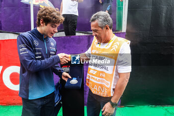 03/11/2024 - marshall award with COLAPINTO Franco (arg), Williams Racing FW46, portrait, commissaire de piste, marshal, marshalls, marshals during the Formula 1 Grande Premio de Sao Paulo 2024, 21th round of the 2024 Formula One World Championship from November 1 to 3, 2024 on the Interlagos Circuit, in Sao Paulo, Brazil - F1 - SAO PAULO GRAND PRIX 2024 - FORMULA 1 - MOTORI