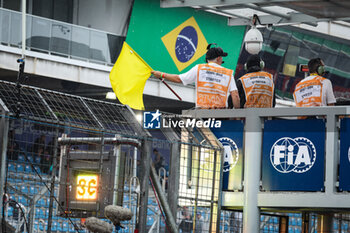 03/11/2024 - yellow flag, drapeau jaune during the Formula 1 Grande Premio de Sao Paulo 2024, 21th round of the 2024 Formula One World Championship from November 1 to 3, 2024 on the Interlagos Circuit, in Sao Paulo, Brazil - F1 - SAO PAULO GRAND PRIX 2024 - FORMULA 1 - MOTORI