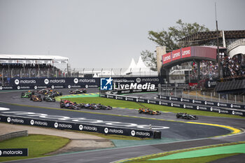 03/11/2024 - 63 RUSSELL George (gbr), Mercedes AMG F1 Team W15, 04 NORRIS Lando (gbr), McLaren F1 Team MCL38, action, start of the race, depart, during the Formula 1 Grande Premio de Sao Paulo 2024, 21th round of the 2024 Formula One World Championship from November 1 to 3, 2024 on the Interlagos Circuit, in Sao Paulo, Brazil - F1 - SAO PAULO GRAND PRIX 2024 - FORMULA 1 - MOTORI