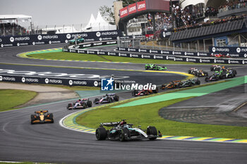 03/11/2024 - 63 RUSSELL George (gbr), Mercedes AMG F1 Team W15, 04 NORRIS Lando (gbr), McLaren F1 Team MCL38, 22 TSUNODA Yuki (jap), Visa Cash App RB F1 Team VCARB 01, action, start of the race, depart, during the Formula 1 Grande Premio de Sao Paulo 2024, 21th round of the 2024 Formula One World Championship from November 1 to 3, 2024 on the Interlagos Circuit, in Sao Paulo, Brazil - F1 - SAO PAULO GRAND PRIX 2024 - FORMULA 1 - MOTORI