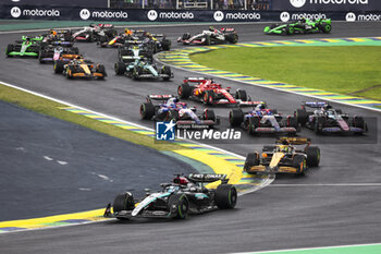 03/11/2024 - 63 RUSSELL George (gbr), Mercedes AMG F1 Team W15, 04 NORRIS Lando (gbr), McLaren F1 Team MCL38, action, start of the race, depart, during the Formula 1 Grande Premio de Sao Paulo 2024, 21th round of the 2024 Formula One World Championship from November 1 to 3, 2024 on the Interlagos Circuit, in Sao Paulo, Brazil - F1 - SAO PAULO GRAND PRIX 2024 - FORMULA 1 - MOTORI