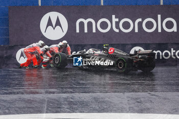 03/11/2024 - 27 HULKENBERG Nico (ger), Haas F1 Team VF-24 Ferrari, action getting pushed by Marshalls during the Formula 1 Grande Premio de Sao Paulo 2024, 21th round of the 2024 Formula One World Championship from November 1 to 3, 2024 on the Interlagos Circuit, in Sao Paulo, Brazil - F1 - SAO PAULO GRAND PRIX 2024 - FORMULA 1 - MOTORI