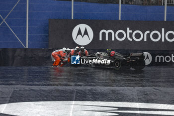 03/11/2024 - 27 HULKENBERG Nico (ger), Haas F1 Team VF-24 Ferrari, action with marshall, commissaire de piste, marshal, marshalls, marshals during the Formula 1 Grande Premio de Sao Paulo 2024, 21th round of the 2024 Formula One World Championship from November 1 to 3, 2024 on the Interlagos Circuit, in Sao Paulo, Brazil - F1 - SAO PAULO GRAND PRIX 2024 - FORMULA 1 - MOTORI