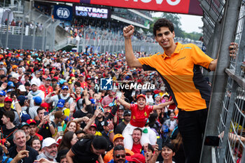 03/11/2024 - BORTOLETO Gabriel, with his fans, during the Formula 1 Grande Premio de Sao Paulo 2024, 21th round of the 2024 Formula One World Championship from November 1 to 3, 2024 on the Interlagos Circuit, in Sao Paulo, Brazil - F1 - SAO PAULO GRAND PRIX 2024 - FORMULA 1 - MOTORI