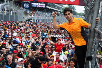 03/11/2024 - BORTOLETO Gabriel, with his fans, during the Formula 1 Grande Premio de Sao Paulo 2024, 21th round of the 2024 Formula One World Championship from November 1 to 3, 2024 on the Interlagos Circuit, in Sao Paulo, Brazil - F1 - SAO PAULO GRAND PRIX 2024 - FORMULA 1 - MOTORI