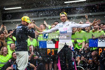 03/11/2024 - GASLY Pierre (fra), Alpine F1 Team A524, and OCON Esteban (fra), Alpine F1 Team A524, portrait celebrating podium with the team during the Formula 1 Grande Premio de Sao Paulo 2024, 21th round of the 2024 Formula One World Championship from November 1 to 3, 2024 on the Interlagos Circuit, in Sao Paulo, Brazil - F1 - SAO PAULO GRAND PRIX 2024 - FORMULA 1 - MOTORI