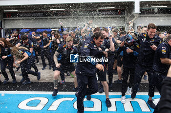 03/11/2024 - Victory celebration Red Bull Racing HORNER Christian (gbr), Team Principal of Red Bull Racing, portrait VERSTAPPEN Max (ned), Red Bull Racing RB20, portrait WHEATLEY Jonathan (gbr), Team Manager of Red Bull Racing, portrait PEREZ Sergio (mex), Red Bull Racing RB20, portrait during the Formula 1 Grande Premio de Sao Paulo 2024, 21th round of the 2024 Formula One World Championship from November 1 to 3, 2024 on the Interlagos Circuit, in Sao Paulo, Brazil - F1 - SAO PAULO GRAND PRIX 2024 - FORMULA 1 - MOTORI