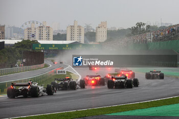 03/11/2024 - 27 HULKENBERG Nico (ger), Haas F1 Team VF-24 Ferrari, action 11 PEREZ Sergio (mex), Red Bull Racing RB20, action 50 BEARMAN Ollie (gbr), Haas F1 Team VF-24 Ferrari, action during the Formula 1 Grande Premio de Sao Paulo 2024, 21th round of the 2024 Formula One World Championship from November 1 to 3, 2024 on the Interlagos Circuit, in Sao Paulo, Brazil - F1 - SAO PAULO GRAND PRIX 2024 - FORMULA 1 - MOTORI