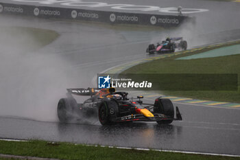 03/11/2024 - 01 VERSTAPPEN Max (nld), Red Bull Racing RB20, action during the Formula 1 Grande Premio de Sao Paulo 2024, 21th round of the 2024 Formula One World Championship from November 1 to 3, 2024 on the Interlagos Circuit, in Sao Paulo, Brazil - F1 - SAO PAULO GRAND PRIX 2024 - FORMULA 1 - MOTORI