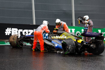 03/11/2024 - 43 COLAPINTO Franco (arg), Williams Racing FW46, action crash, accident, marshall, commissaire de piste, marshal, marshalls, marshals during the Formula 1 Grande Premio de Sao Paulo 2024, 21th round of the 2024 Formula One World Championship from November 1 to 3, 2024 on the Interlagos Circuit, in Sao Paulo, Brazil - F1 - SAO PAULO GRAND PRIX 2024 - FORMULA 1 - MOTORI