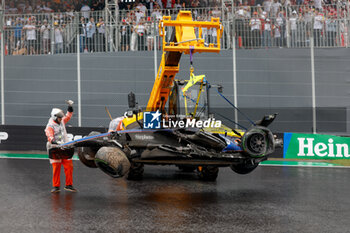 03/11/2024 - 43 COLAPINTO Franco (arg), Williams Racing FW46, action crash, accident, marshall, commissaire de piste, marshal, marshalls, marshals during the Formula 1 Grande Premio de Sao Paulo 2024, 21th round of the 2024 Formula One World Championship from November 1 to 3, 2024 on the Interlagos Circuit, in Sao Paulo, Brazil - F1 - SAO PAULO GRAND PRIX 2024 - FORMULA 1 - MOTORI