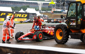 03/11/2024 - 55 SAINZ Carlos (spa), Scuderia Ferrari SF-24, action marshall, commissaire de piste, marshal, marshalls, marshals crash, accident, during the Formula 1 Grande Premio de Sao Paulo 2024, 21th round of the 2024 Formula One World Championship from November 1 to 3, 2024 on the Interlagos Circuit, in Sao Paulo, Brazil - F1 - SAO PAULO GRAND PRIX 2024 - FORMULA 1 - MOTORI