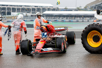 03/11/2024 - 55 SAINZ Carlos (spa), Scuderia Ferrari SF-24, action marshall, commissaire de piste, marshal, marshalls, marshals crash, accident, during the Formula 1 Grande Premio de Sao Paulo 2024, 21th round of the 2024 Formula One World Championship from November 1 to 3, 2024 on the Interlagos Circuit, in Sao Paulo, Brazil - F1 - SAO PAULO GRAND PRIX 2024 - FORMULA 1 - MOTORI