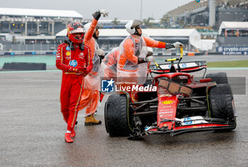 03/11/2024 - SAINZ Carlos (spa), Scuderia Ferrari SF-24, portrait marshall, commissaire de piste, marshal, marshalls, marshals crash, accident, during the Formula 1 Grande Premio de Sao Paulo 2024, 21th round of the 2024 Formula One World Championship from November 1 to 3, 2024 on the Interlagos Circuit, in Sao Paulo, Brazil - F1 - SAO PAULO GRAND PRIX 2024 - FORMULA 1 - MOTORI