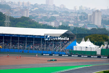 03/11/2024 - 18 STROLL Lance (can), Aston Martin F1 Team AMR24, action crash, accident, marshall, commissaire de piste, marshal, marshalls, marshals during the Formula 1 Grande Premio de Sao Paulo 2024, 21th round of the 2024 Formula One World Championship from November 1 to 3, 2024 on the Interlagos Circuit, in Sao Paulo, Brazil - F1 - SAO PAULO GRAND PRIX 2024 - FORMULA 1 - MOTORI