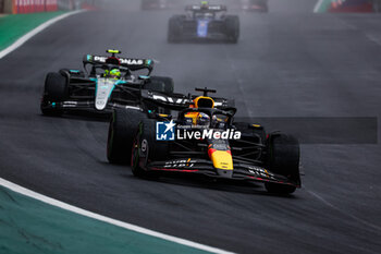 03/11/2024 - 01 VERSTAPPEN Max (nld), Red Bull Racing RB20, 44 HAMILTON Lewis (gbr), Mercedes AMG F1 Team W15, action during the Formula 1 Grande Premio de Sao Paulo 2024, 21th round of the 2024 Formula One World Championship from November 1 to 3, 2024 on the Interlagos Circuit, in Sao Paulo, Brazil - F1 - SAO PAULO GRAND PRIX 2024 - FORMULA 1 - MOTORI