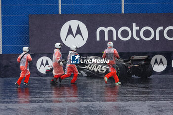 03/11/2024 - 27 HULKENBERG Nico (ger), Haas F1 Team VF-24 Ferrari, action getting pushed by Marshalls during the Formula 1 Grande Premio de Sao Paulo 2024, 21th round of the 2024 Formula One World Championship from November 1 to 3, 2024 on the Interlagos Circuit, in Sao Paulo, Brazil - F1 - SAO PAULO GRAND PRIX 2024 - FORMULA 1 - MOTORI