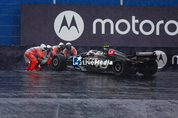 03/11/2024 - 27 HULKENBERG Nico (ger), Haas F1 Team VF-24 Ferrari, action getting pushed by Marshalls during the Formula 1 Grande Premio de Sao Paulo 2024, 21th round of the 2024 Formula One World Championship from November 1 to 3, 2024 on the Interlagos Circuit, in Sao Paulo, Brazil - F1 - SAO PAULO GRAND PRIX 2024 - FORMULA 1 - MOTORI