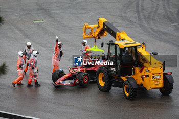 03/11/2024 - 55 SAINZ Carlos (spa), Scuderia Ferrari SF-24, action crash, accident, marshall, commissaire de piste, marshal, marshalls, marshals during the Formula 1 Grande Premio de Sao Paulo 2024, 21th round of the 2024 Formula One World Championship from November 1 to 3, 2024 on the Interlagos Circuit, in Sao Paulo, Brazil - F1 - SAO PAULO GRAND PRIX 2024 - FORMULA 1 - MOTORI