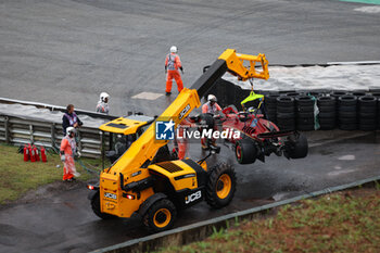 03/11/2024 - 55 SAINZ Carlos (spa), Scuderia Ferrari SF-24, action crash, accident, marshall, commissaire de piste, marshal, marshalls, marshals during the Formula 1 Grande Premio de Sao Paulo 2024, 21th round of the 2024 Formula One World Championship from November 1 to 3, 2024 on the Interlagos Circuit, in Sao Paulo, Brazil - F1 - SAO PAULO GRAND PRIX 2024 - FORMULA 1 - MOTORI