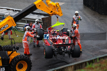 03/11/2024 - 55 SAINZ Carlos (spa), Scuderia Ferrari SF-24, action crash, accident, marshall, commissaire de piste, marshal, marshalls, marshals during the Formula 1 Grande Premio de Sao Paulo 2024, 21th round of the 2024 Formula One World Championship from November 1 to 3, 2024 on the Interlagos Circuit, in Sao Paulo, Brazil - F1 - SAO PAULO GRAND PRIX 2024 - FORMULA 1 - MOTORI