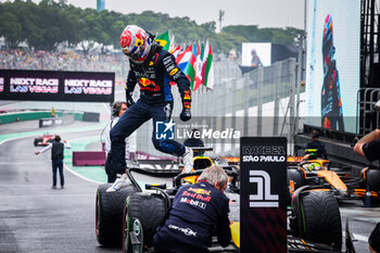 03/11/2024 - VERSTAPPEN Max (ned), Red Bull Racing RB20, portrait celebration during the Formula 1 Grande Premio de Sao Paulo 2024, 21th round of the 2024 Formula One World Championship from November 1 to 3, 2024 on the Interlagos Circuit, in Sao Paulo, Brazil - F1 - SAO PAULO GRAND PRIX 2024 - FORMULA 1 - MOTORI