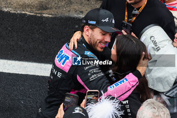 03/11/2024 - GASLY Pierre (fra), Alpine F1 Team A524, portrait with his girlfriend Kika Gomes during the Formula 1 Grande Premio de Sao Paulo 2024, 21th round of the 2024 Formula One World Championship from November 1 to 3, 2024 on the Interlagos Circuit, in Sao Paulo, Brazil - F1 - SAO PAULO GRAND PRIX 2024 - FORMULA 1 - MOTORI