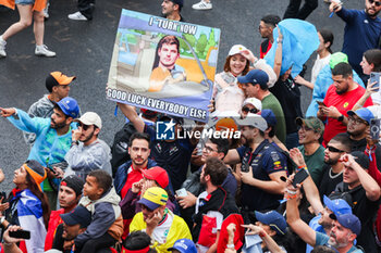 03/11/2024 - VERSTAPPEN Max (ned), Red Bull Racing RB20, portrait spectators, fans, crowd, foule, fans, fan, spectators on the track invasion during the Formula 1 Grande Premio de Sao Paulo 2024, 21th round of the 2024 Formula One World Championship from November 1 to 3, 2024 on the Interlagos Circuit, in Sao Paulo, Brazil - F1 - SAO PAULO GRAND PRIX 2024 - FORMULA 1 - MOTORI