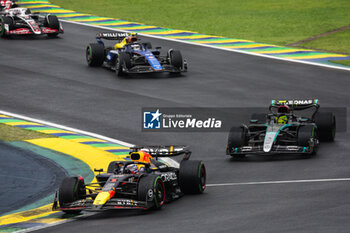 03/11/2024 - 01 VERSTAPPEN Max (nld), Red Bull Racing RB20, 44 HAMILTON Lewis (gbr), Mercedes AMG F1 Team W15, action during the Formula 1 Grande Premio de Sao Paulo 2024, 21th round of the 2024 Formula One World Championship from November 1 to 3, 2024 on the Interlagos Circuit, in Sao Paulo, Brazil - F1 - SAO PAULO GRAND PRIX 2024 - FORMULA 1 - MOTORI