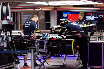 21/11/2024 - 01 VERSTAPPEN Max (nld), Red Bull Racing RB20, ambiance paddock garage, box, during the Formula 1 Heineken Silver Las Vegas Grand Prix 2024, 22th round of the 2024 Formula One World Championship from November 21 to 23, 2024 on the Las Vegas Strip Circuit, in Las Vegas, United States of America - F1 - LAS VEGAS GRAND PRIX 2024 - FORMULA 1 - MOTORI