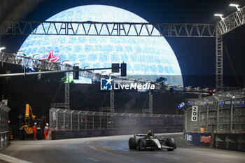 2024-11-22 - 44 HAMILTON Lewis (gbr), Mercedes AMG F1 Team W15, action during the Formula 1 Heineken Silver Las Vegas Grand Prix 2024, 22th round of the 2024 Formula One World Championship from November 21 to 23, 2024 on the Las Vegas Strip Circuit, in Las Vegas, United States of America - F1 - LAS VEGAS GRAND PRIX 2024 - FORMULA 1 - MOTORS