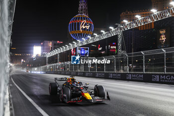 2024-11-22 - 01 VERSTAPPEN Max (nld), Red Bull Racing RB20, action during the Formula 1 Heineken Silver Las Vegas Grand Prix 2024, 22th round of the 2024 Formula One World Championship from November 21 to 23, 2024 on the Las Vegas Strip Circuit, in Las Vegas, United States of America - F1 - LAS VEGAS GRAND PRIX 2024 - FORMULA 1 - MOTORS