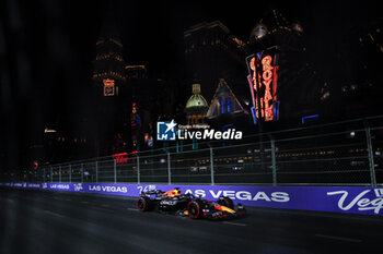 2024-11-22 - 01 VERSTAPPEN Max (nld), Red Bull Racing RB20, action during the Formula 1 Heineken Silver Las Vegas Grand Prix 2024, 22th round of the 2024 Formula One World Championship from November 21 to 23, 2024 on the Las Vegas Strip Circuit, in Las Vegas, United States of America - F1 - LAS VEGAS GRAND PRIX 2024 - FORMULA 1 - MOTORS