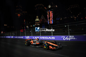 2024-11-22 - 81 PIASTRI Oscar (aus), McLaren F1 Team MCL38, action during the Formula 1 Heineken Silver Las Vegas Grand Prix 2024, 22th round of the 2024 Formula One World Championship from November 21 to 23, 2024 on the Las Vegas Strip Circuit, in Las Vegas, United States of America - F1 - LAS VEGAS GRAND PRIX 2024 - FORMULA 1 - MOTORS