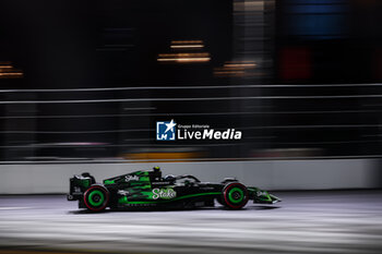 2024-11-22 - 24 ZHOU Guanyu (chi), Stake F1 Team Kick Sauber C44, action during the Formula 1 Heineken Silver Las Vegas Grand Prix 2024, 22th round of the 2024 Formula One World Championship from November 21 to 23, 2024 on the Las Vegas Strip Circuit, in Las Vegas, United States of America - F1 - LAS VEGAS GRAND PRIX 2024 - FORMULA 1 - MOTORS